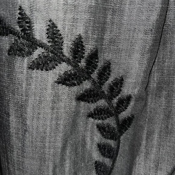 SOFT SURROUNDINGS Papyrus Leaf Embroidered Button Down Chambray Shirt EUC - PS - Picture 7 of 11